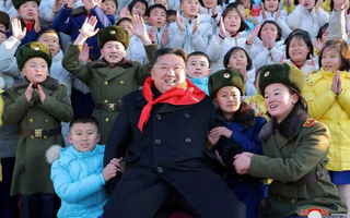 Thiếu niên Triều Tiên tặng bệ phóng tên lửa cho quân đội