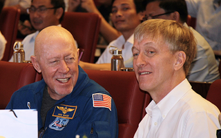 Cựu phi hành gia NASA giao lưu với hơn 1.100 học sinh, sinh viên