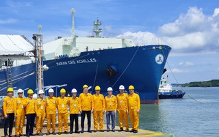 Cận cảnh tàu chở gần 70.000 tấn LNG nhập khẩu lần đầu tiên tại Việt Nam
