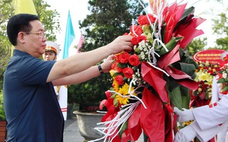 Chủ tịch Quốc hội Vương Đình Huệ dâng hương viếng các anh hùng liệt sĩ tại Huế