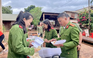 Công an tặng quà, nấu bữa sáng cho hàng trăm người dân