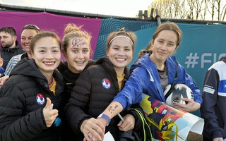 Hai cầu thủ tuyển nữ Việt Nam va chạm, kịp thời sơ cứu trước buổi giao lưu với người hâm mộ