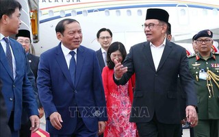 Chuyên cơ chở Thủ tướng Malaysia đến Nội Bài, bắt đầu thăm chính thức Việt Nam