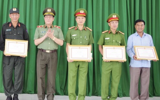 Thưởng nóng 5 người dân và các đơn vị bắt giữ 3 đối tượng truy nã đặc biệt ở Đắk Lắk