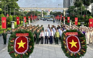 Lãnh đạo TP HCM dâng hoa, dâng hương tưởng niệm các anh hùng liệt sĩ