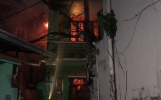 Khống chế ngọn lửa tại căn nhà 2 tầng nằm sâu trong hẻm ở quận Gò Vấp