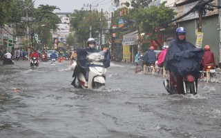 Vì sao TP HCM ngập sâu khi mưa lớn?