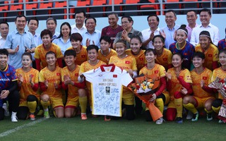 Thủ tướng thăm, động viên đội tuyển nữ trước khi lên đường dự World Cup
