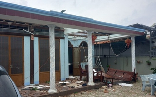 Hàng chục mái nhà ở Bà Rịa – Vũng Tàu bay trong lốc xoáy