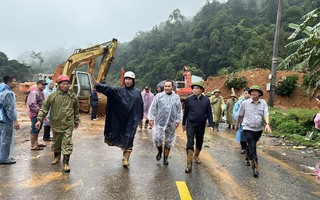 Hình ảnh Phó Thủ tướng Trần Lưu Quang lội bùn vào hiện trường vụ sạt lở đèo Bảo Lộc