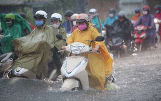 Nhiều tuyến đường tại TP HCM ngập sâu trong ngày đầu của đợt mưa diện rộng