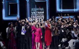 Thời trang Việt vươn ra thế giới: Những bước đi tiên phong