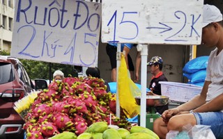 Thanh long lại dội chợ