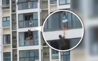 "Người nhện" Trung Quốc gây sốt vì cứu cháu bé treo lủng lẳng ở tầng 14