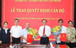 Thành ủy TP HCM trao quyết định cán bộ