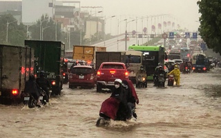 Đường phố thành sông, giao thông tê liệt trong trận mưa lớn
