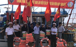 Trao tặng 2.000 lá cờ Tổ quốc cho ngư dân Bình Thuận