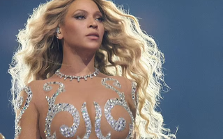 “Ong chúa” Beyoncé mặc như không trên sân khấu