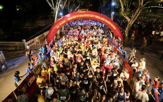 Hơn 10.000 người tập trung ở Ngọ Môn để chạy vì cộng đồng