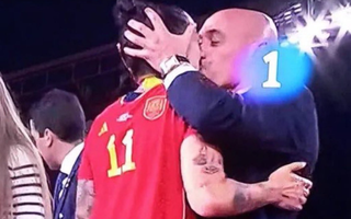 Chủ tịch LĐBĐ Tây Ban Nha nói về hành động "khóa môi" với nhà vô địch World Cup