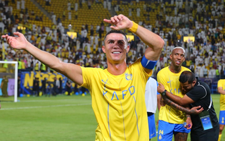 Ronaldo nổi nóng với trọng tài, Al-Nassr thắng nhọc trong trận cầu 2 thẻ đỏ