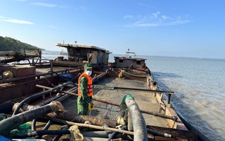 TP HCM: Tạm giữ 2 tàu vận chuyển cát trái phép trên sông Soài Rạp