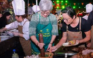 Thích thú thưởng thức món BBQ do "đầu bếp" Ngoại trưởng Úc Penny Wong trổ tài