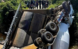 Lâm Đồng: Xe bồn bê tông làm sập cầu Tà Năng 2