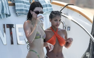 Siêu mẫu Kendall Jenner “bốc lửa” với bikini trên du thuyền