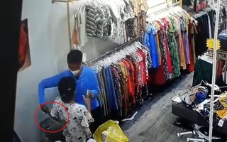 CLIP: Nam thanh niên cầm dao nhọn hoắt khống chế người phụ nữ trong shop quần áo