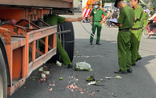 Một phụ nữ không giấy tờ tùy thân tử vong dưới bánh container