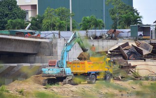 Ngang nhiên múc cát sông Trà Khúc trong công trình ngàn tỉ đồng