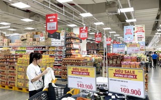 Bảng giảm giá 50-70% tràn ngập cửa hàng, siêu thị dịp 2-9