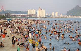 Bãi biển Hạ Long chật kín người