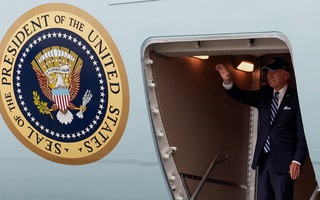 Tổng thống Joe Biden tươi cười vẫy tay chào khi rời Việt Nam