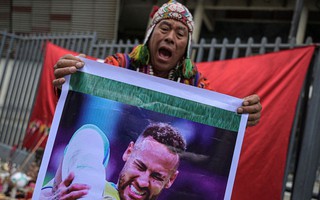 Người hâm mộ Peru tự tin hòa Brazil khi nhờ thầy mo "ra tay" với Neymar