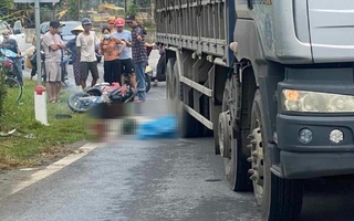 Va chạm xe tải, 2 người phụ nữ đi xe máy bị cán thương vong