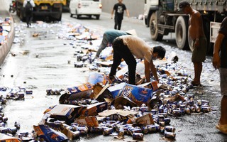 Hàng trăm thùng bia đổ như mưa xuống hầm chui ngã tư Vũng Tàu