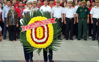 Đoàn đại biểu TP HCM dâng hương tưởng niệm các Anh hùng liệt sĩ tại nghĩa trang Hàng Dương