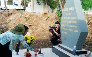 Đoàn TP HCM viếng các Anh hùng liệt sĩ tại đảo Thổ Chu và Hòn Khoai