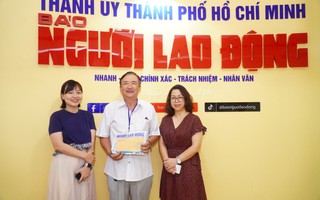 Báo Người Lao Động trao thưởng cho "bạn đọc VIP" trúng giải đặc biệt