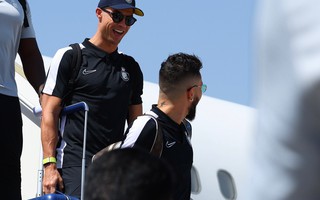 Người hâm mộ chạy bộ theo xe chở Ronaldo, trèo rào và bật khóc