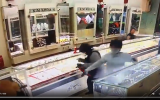 Đôi nam nữ dùng súng cướp tiệm vàng Kim Khoa ở Khánh Hòa