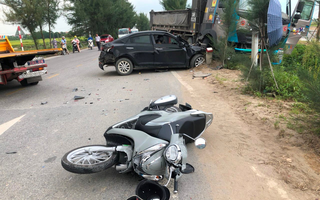 Tai nạn liên hoàn giữa 2 ôtô và xe máy, 2 phụ nữ bị thương