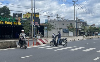 Đóng điểm mở dải phân cách, nhiều người vẫn chen ngang băng qua đường