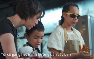 CLIP: Vua đầu bếp Mỹ Christine Hà hướng dẫn trẻ em khiếm thị làm bánh Trung thu