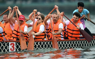 Nhiều đội nước ngoài tham gia đua thuyền Rồng trên hồ Tây