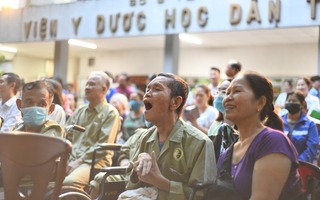 "Ăn hết cái bánh trung thu là hết bệnh"