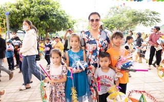 Dược sĩ Jacqueline Thu Thảo Nguyễn tặng quà cho học sinh nghèo