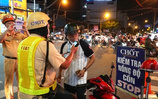 VIDEO: Nhiều người ở TP HCM đứng hình vì "uống vài ly cho vui" trong đêm 30-9